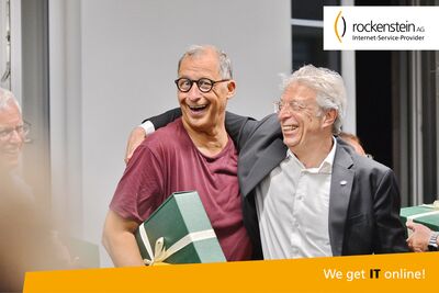 Geschenkeübergabe zwischen den Chören.