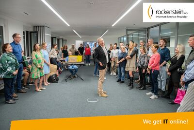 Die Chöre singen gemeinsam im Veranstaltungsbereich.