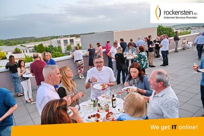 Die Chöre essen auf der Dachterrasse.