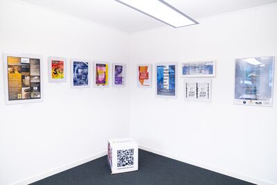 zeigt Werke der Ausstellung "Conni - Retrospektive" in unserem Besprechungsraum im Co-Working-Space