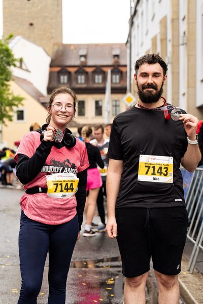 Unser Läuferteam Jana und Nico mit den Läufermedallien nach dem 10 km-Lauf