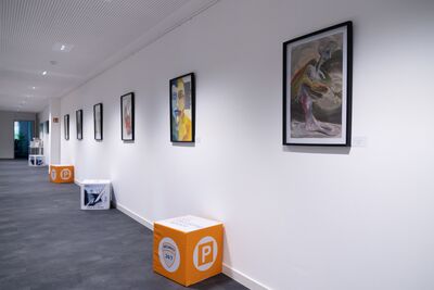 Bilder der Ausstellung "Conni - Retrospektive" mit unseren Sitzwürfeln im Gang des Co-Working-Space als Teil der Initiative Kunst im Co-Working-Space