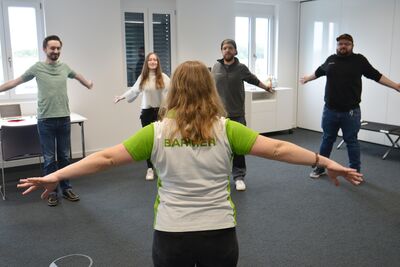 Gruppenübung Dehnung der Brustmuskel