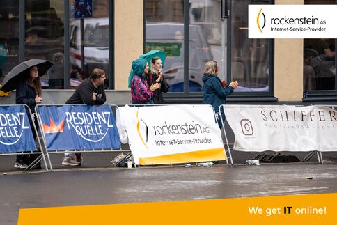 Banner der rockensteinAG im Start und Zielbereich des Würzburg-Marathon
