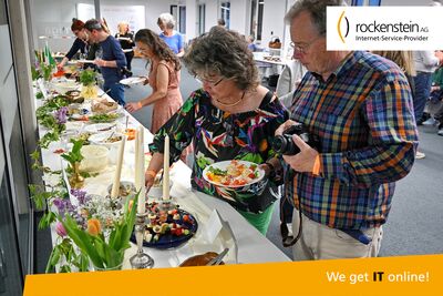 Personen bedienen sich am Buffet.
