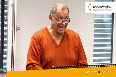 Der Chorleiter spielt Keyboard bei den Chorproben.