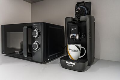 Mikrowelle und Senseo Kaffeemaschine im Co-Working-Space der rockenstein AG