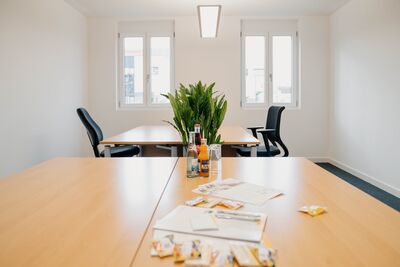 zeigt Büroraum mit bis zu vier Arbeitsplätzen