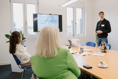 Beispielbild: Besprechung mit drei Personen in unserem Besprechungszimmer im Co-Working-Space