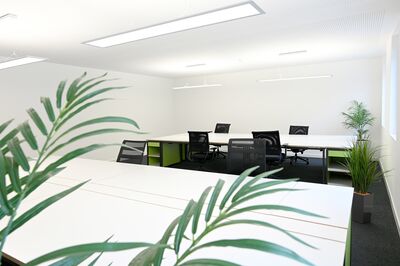 zeigt großen Büroraum mit bis zu acht Arbeitsplätzen