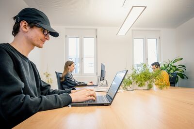 Beispielbild: Personen am Arbeiten in einem unserer Büroräume in unserem Co-Working-Space