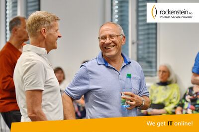 Personen lachen und unterhalten sich.