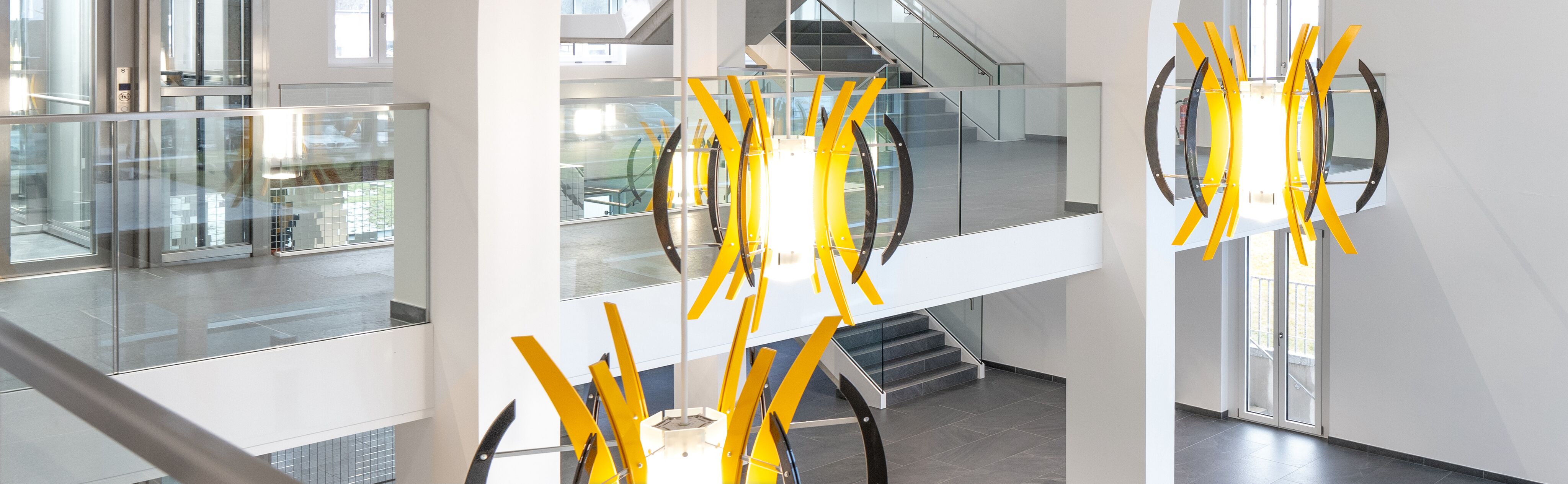 Schleehofstraße Slidergrafik Lampen im Foyer 2024